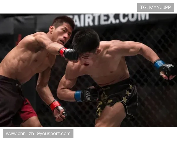 MMA搏击赛爆发血战，对手鼻骨疑似断裂